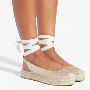 Brand New! Shoe dazzle, gold, flats, Julianne size 9